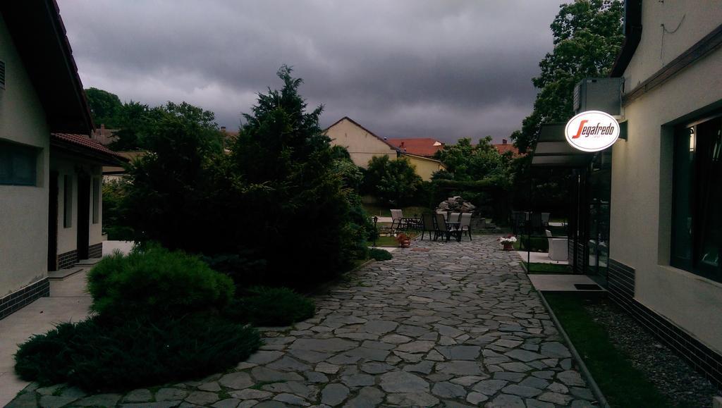 Pensiunea Eden Caransebeş Zewnętrze zdjęcie